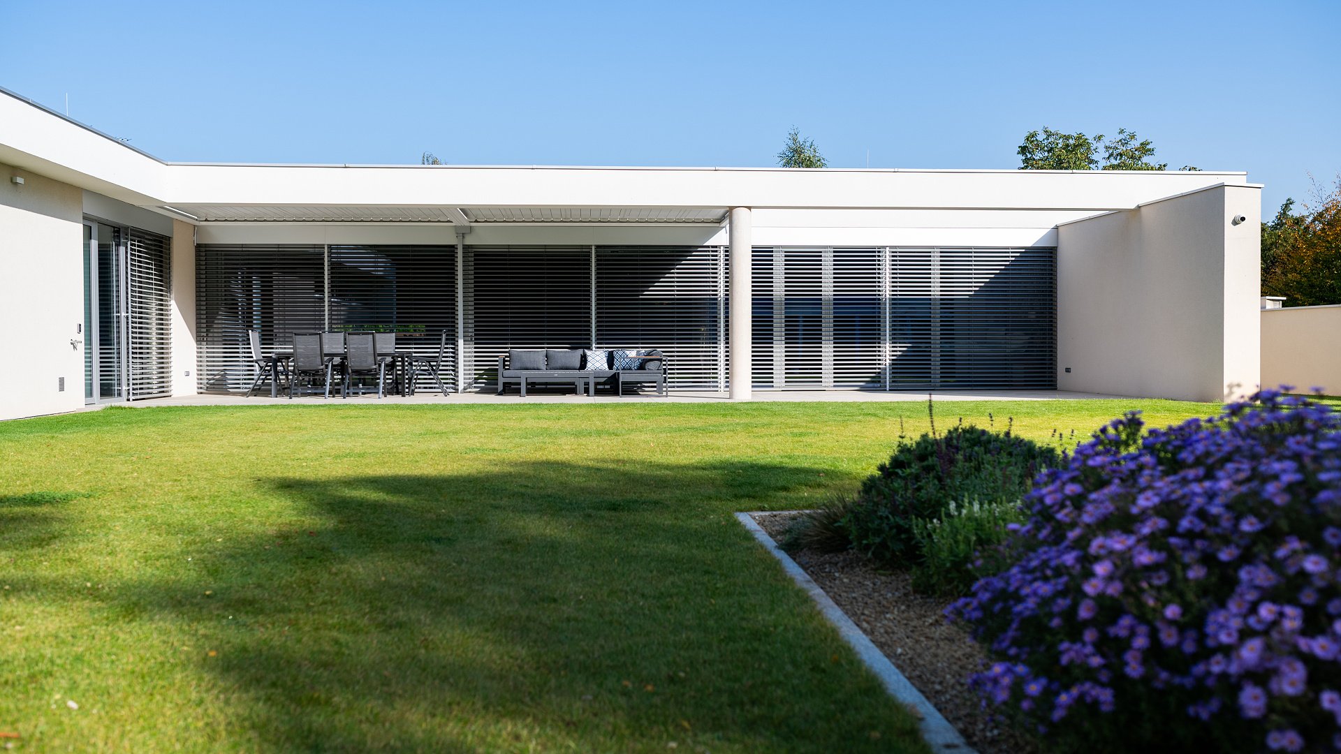Relaxační terasa: Moderní řešení pro minimalistický dům