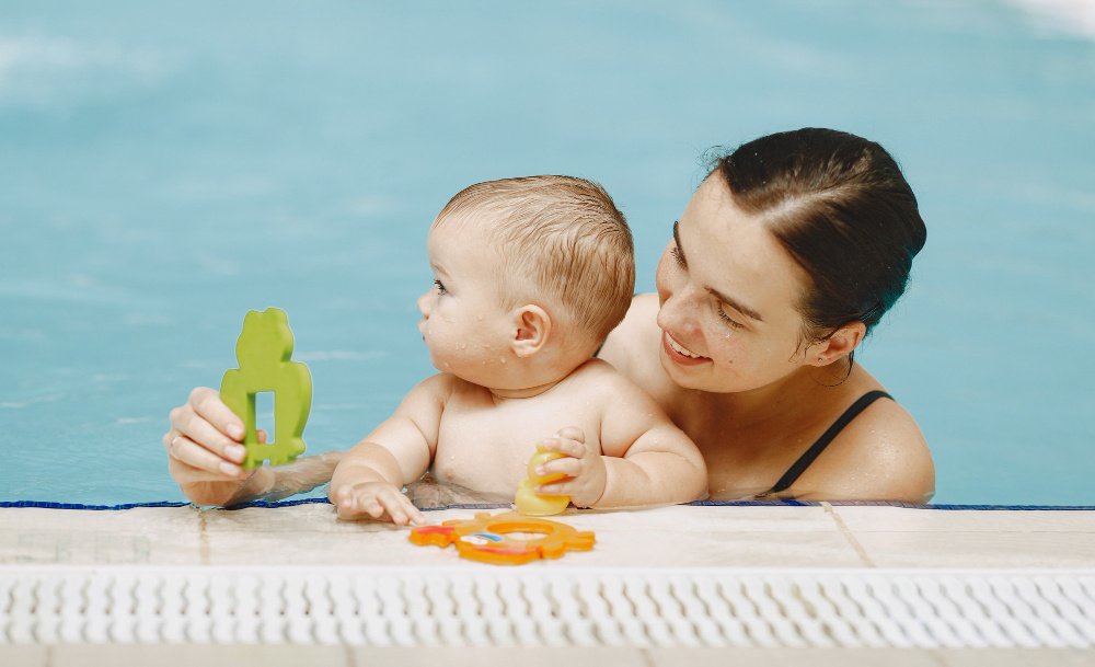 Plenky do vody a Dětský pudr: Dvojitá ochrana pro vaše děťátko při plavání